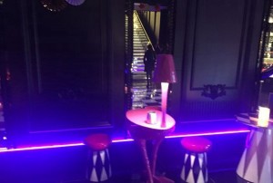 杭州知名的酒吧招聘酒水销售员,90后上可以做夜场招聘_